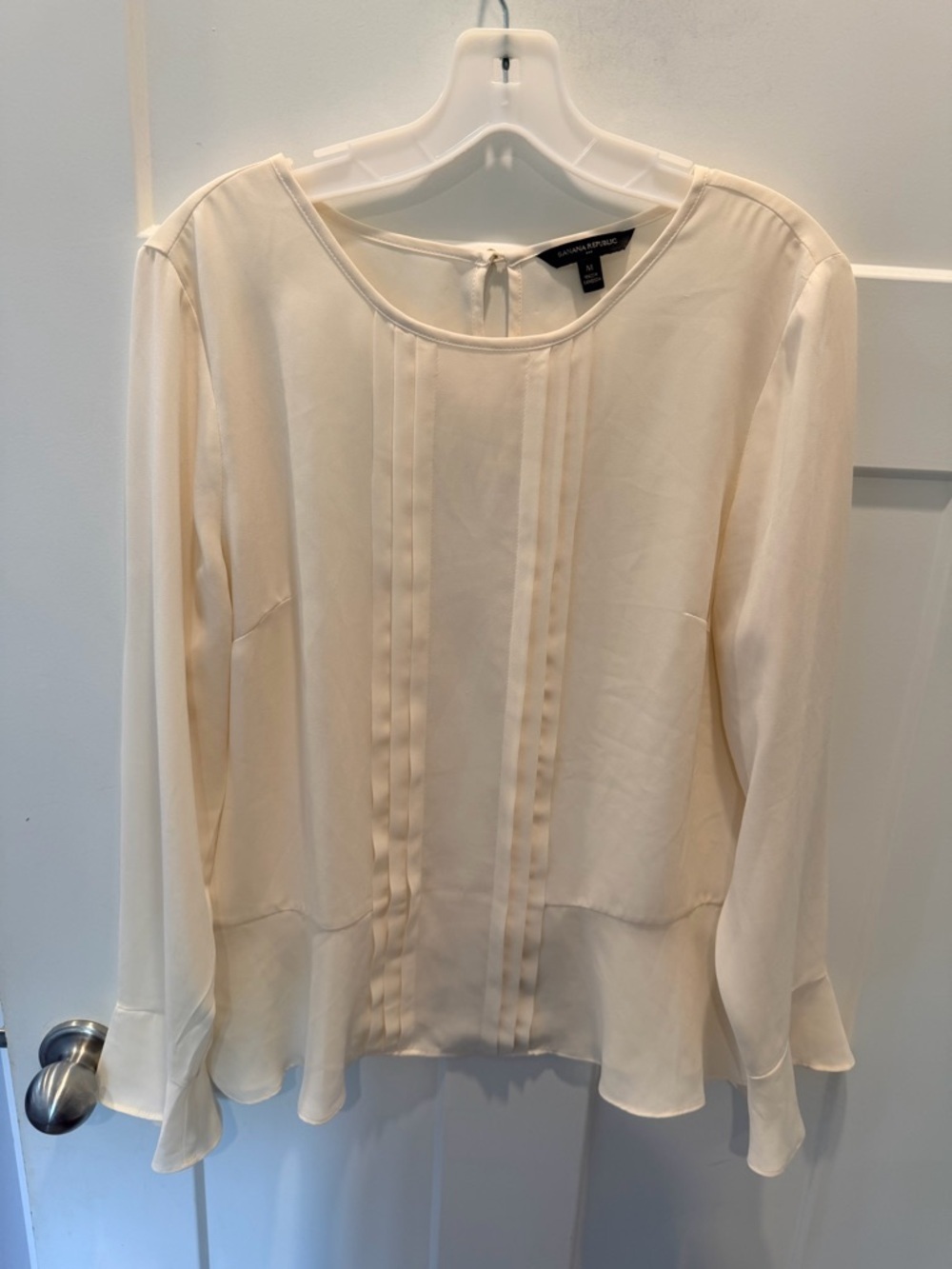 Banana Republic Blouse Medium Cream Pleated Long Sleeve Workwear Dressy Top